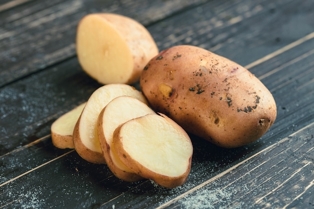 Foto papas frescas en la madera