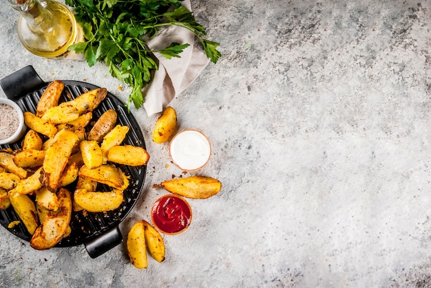 Papas fritas al horno con salsas