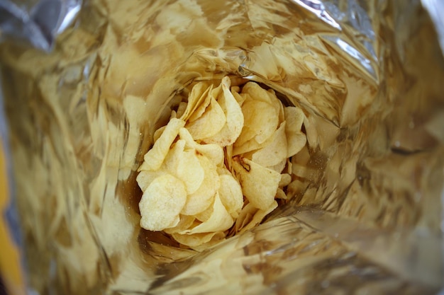 Papas fritas en bolsa de bocadillos abierta cerrar
