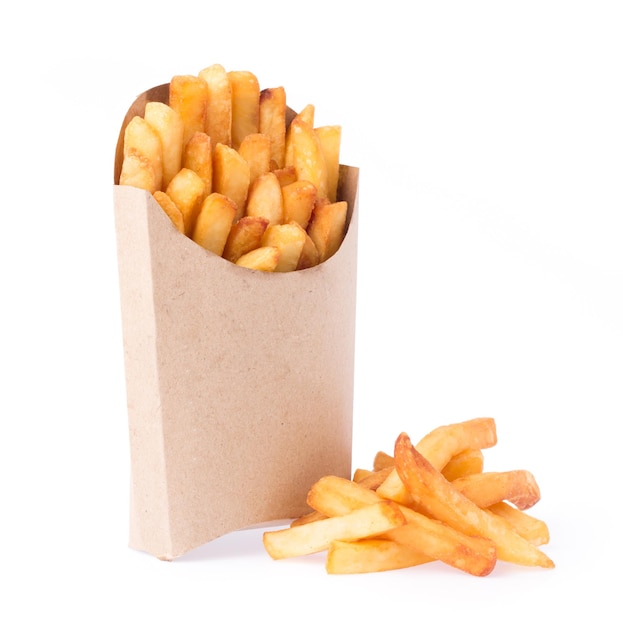 Foto papas fritas en una bolsa de papel marrón aislada en un fondo blanco