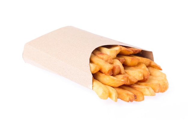 Papas fritas en una bolsa de papel marrón aislada en un fondo blanco