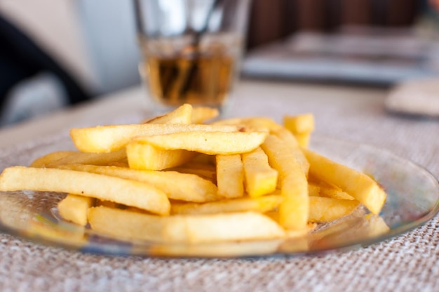 Papas fritas en un café en un plato transparente menú para niños enfoque seleccionado