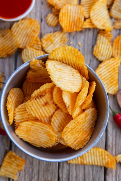 Papas fritas caseras con pimentón y salsa de chile