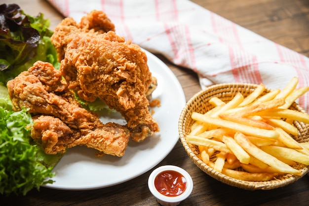 Foto papas fritas cesta de salsa de tomate en la madera