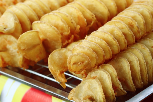 Papas fritas en la comida de la calle