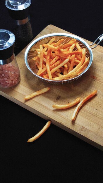 Foto papas fritas comida frita aperitivos aperitivos sal pimienta