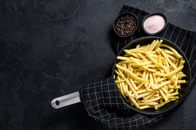 Papas fritas congeladas en una sartén.