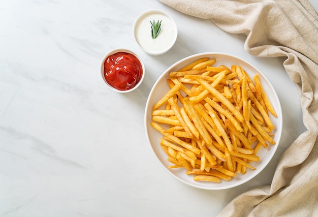 Papas fritas con crema agria y salsa de tomate