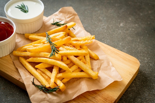 Papas fritas con crema agria y salsa de tomate