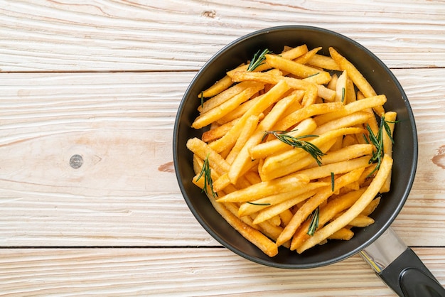 Papas fritas con crema agria y salsa de tomate