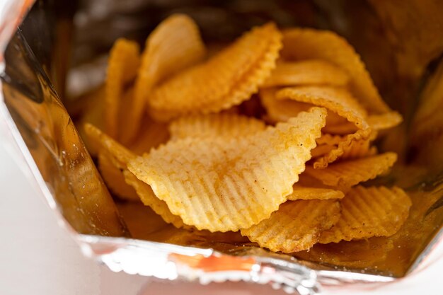 Foto papas fritas deliciosas para barbacoa condimento picante para crips rebanada delgada frito bocadillo comida rápida en bolsa abierta