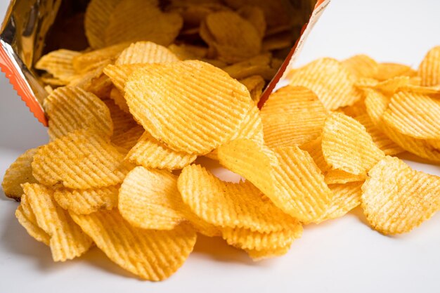 Foto papas fritas deliciosas para barbacoa condimento picante para crips rebanada delgada frito bocadillo comida rápida en bolsa abierta