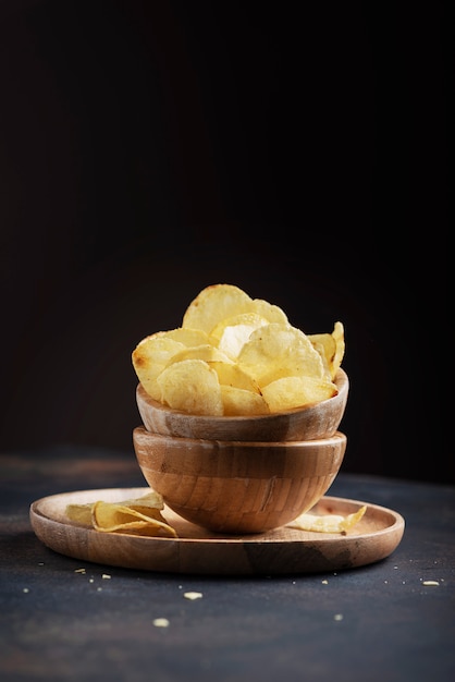 Papas fritas dentro de un tazón de madera