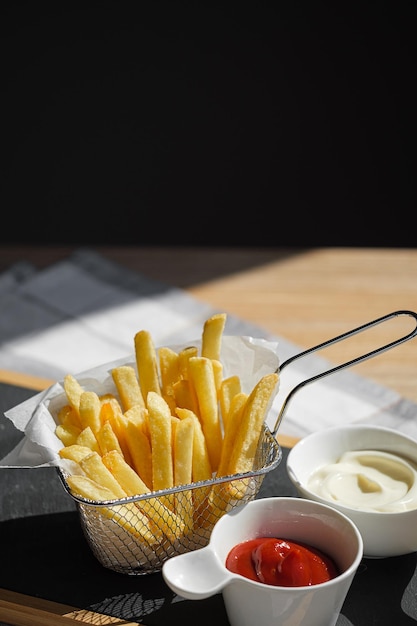 Papas fritas con diferentes salsas