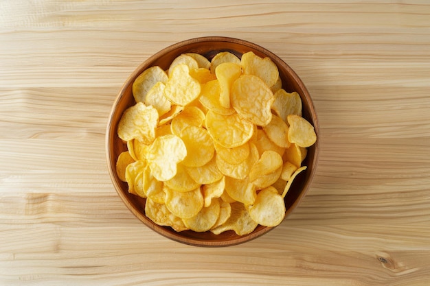 Papas fritas doradas en un cuenco de madera en una mesa