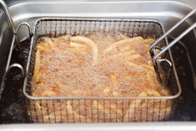 Papas fritas en la estufa de la cocina de un restaurante