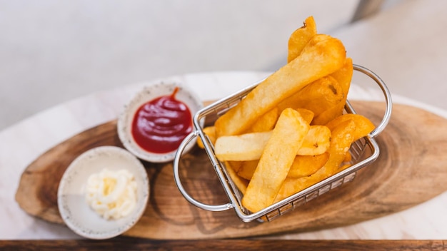 papas fritas con fondo de concepto de comida de ketchup