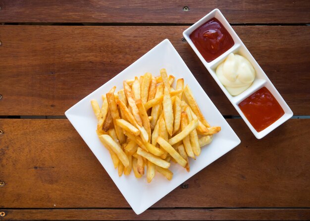 Papas fritas frescas en el plato blanco.