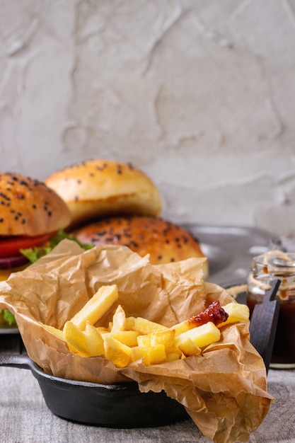 Papas fritas con hamburguesa