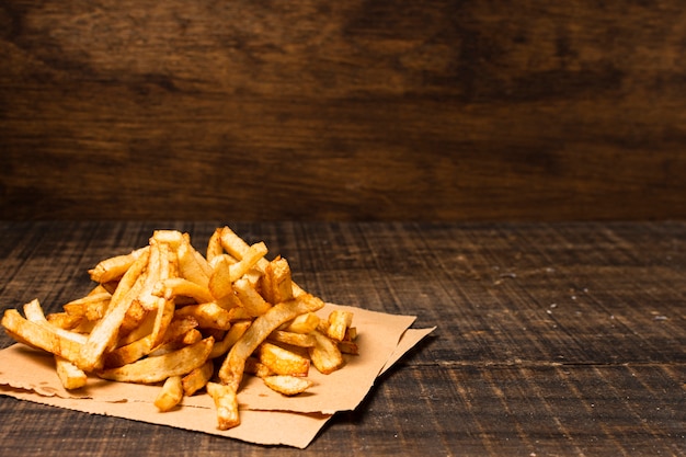 Papas fritas en la mesa de madera