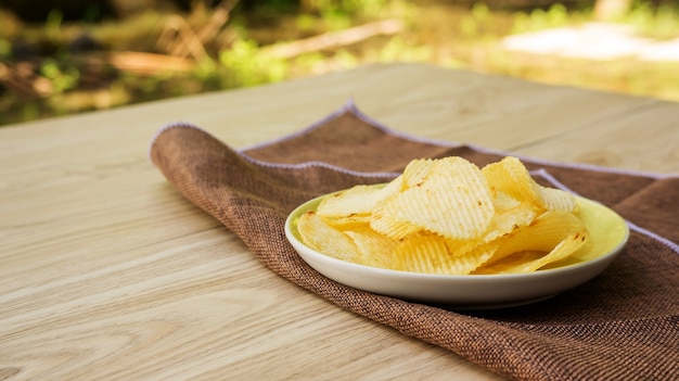 Papas fritas en una mesa de madera