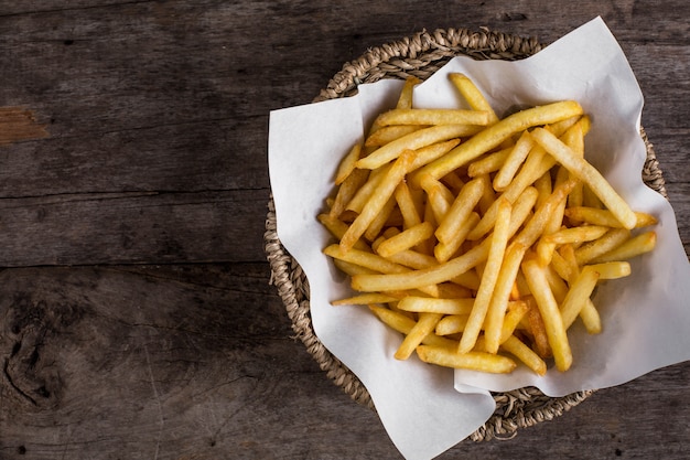 Papas fritas en mesa de madera