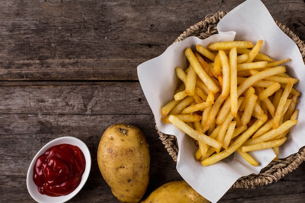 Papas fritas en mesa de madera