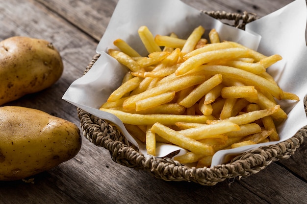 Papas fritas en mesa de madera