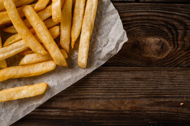 Papas fritas en mesa de madera