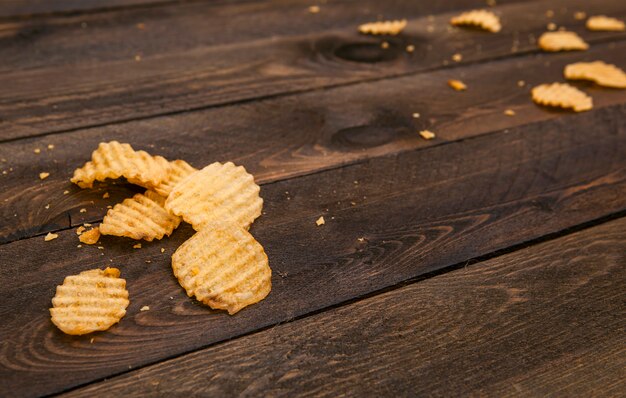 Papas fritas en la mesa de madera