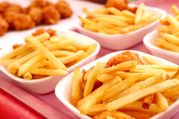 Papas fritas y nuggets fritos en el mercado.