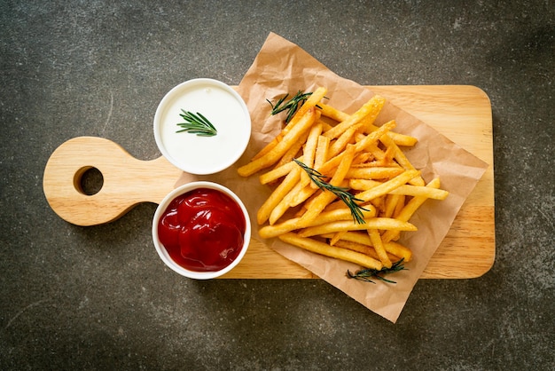 Papas fritas o chips con crema agria y ketchup