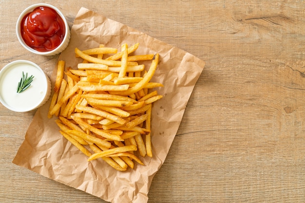 Papas fritas o papas fritas con crema agria y salsa de tomate