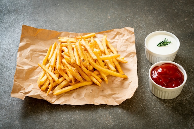 Papas fritas o papas fritas con crema agria y salsa de tomate