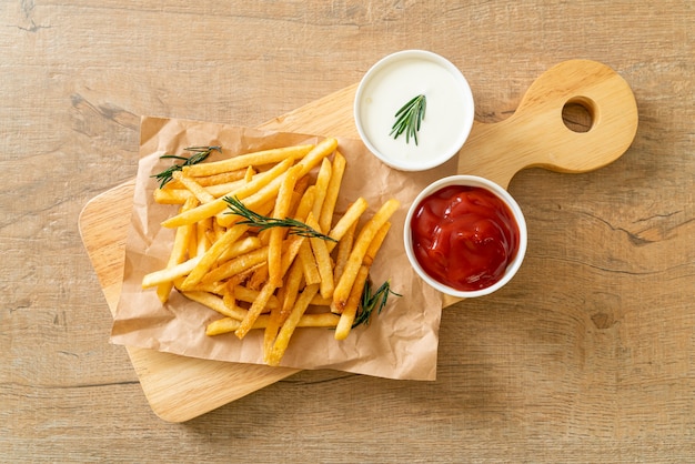 Papas fritas o papas fritas con crema agria y salsa de tomate