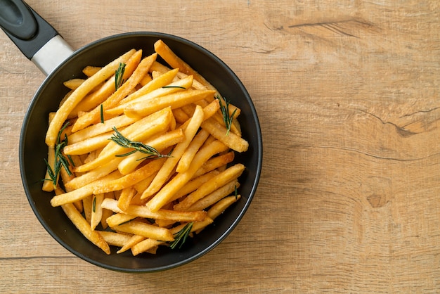 Papas fritas o papas fritas con crema agria y salsa de tomate