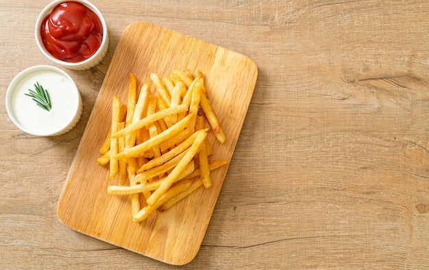 Papas fritas o papas fritas con crema agria y salsa de tomate