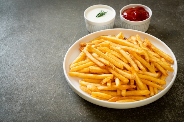 Papas fritas o papas fritas con crema agria y salsa de tomate