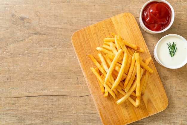 Papas fritas o papas fritas con crema agria y salsa de tomate