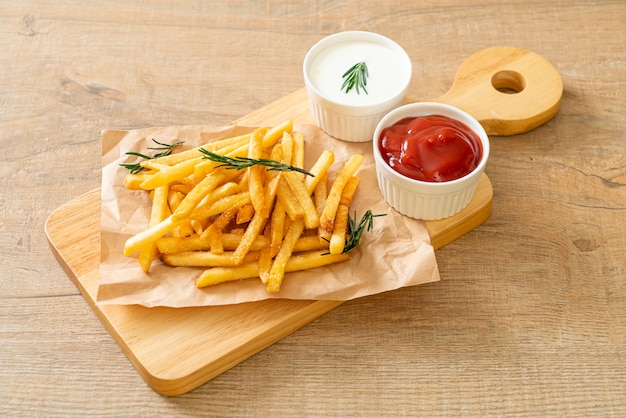 Papas fritas o papas fritas con crema agria y salsa de tomate