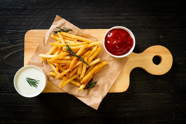 Papas fritas o papas fritas con crema agria y salsa de tomate