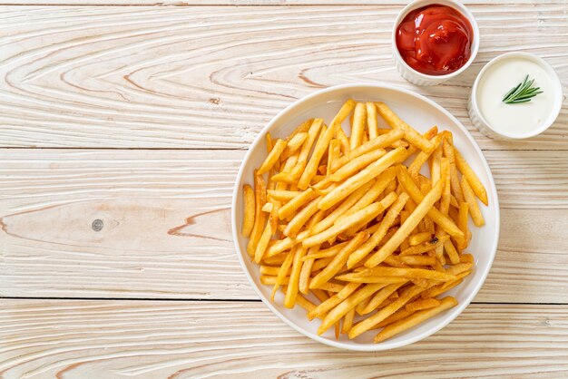 Papas fritas o papas fritas con crema agria y salsa de tomate