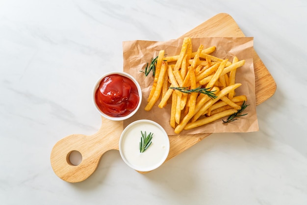 Papas fritas o papas fritas con crema agria y salsa de tomate