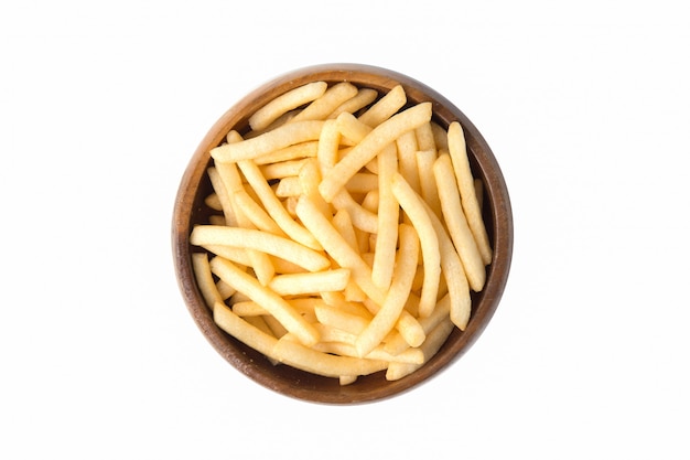 Papas fritas o patatas fritas en el cuenco de madera aislado en el fondo blanco.