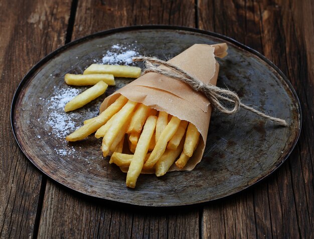 Papas fritas en papel de envoltura