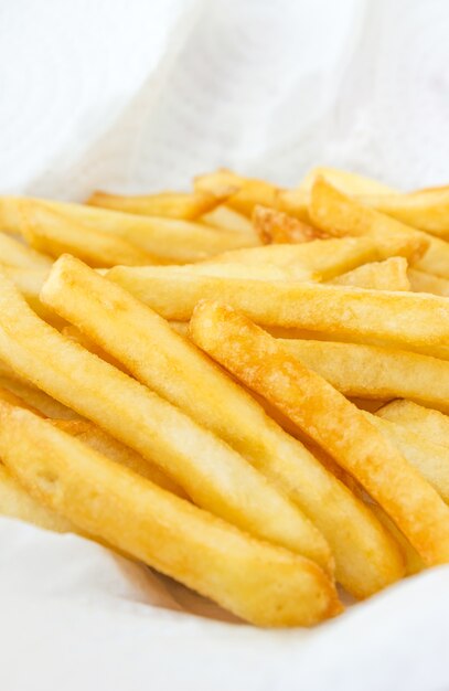 papas fritas en papel de hornear.