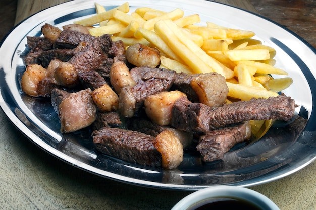 Papas fritas con picanha brasileña