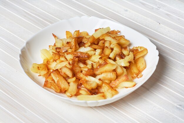 Papas fritas en un plato blanco