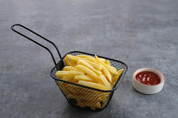 Papas fritas sabrosa y sabrosa comida rápida servida con salsa picante Espacio para texto