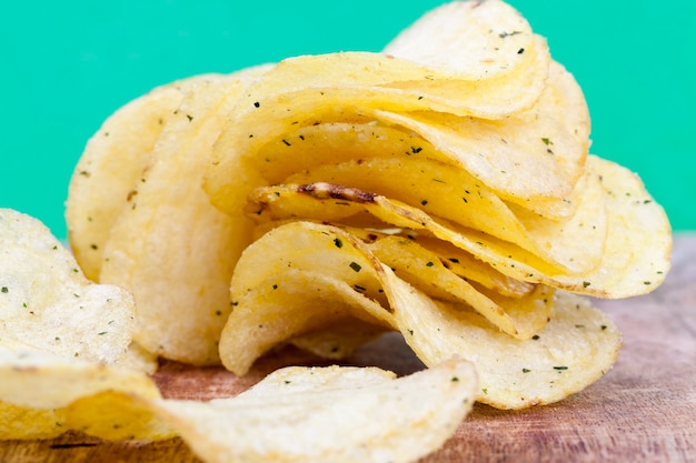 Papas fritas con sal y especias agregadas para realzar el sabor.